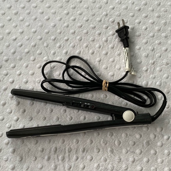 Revlon Hair Straightener - Picture 2 of 3